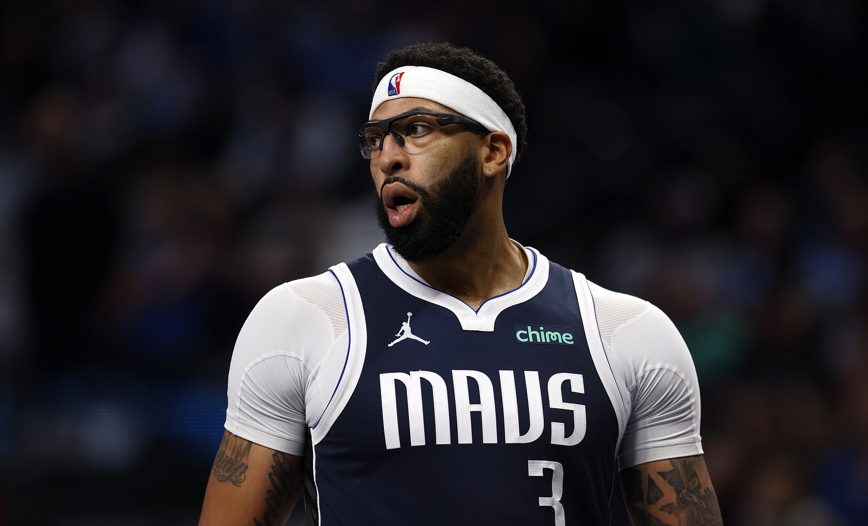 HuaTiHui-Shams：浓眉正在洛杉矶与手部专科医生会面 至少缺席2-3个月！